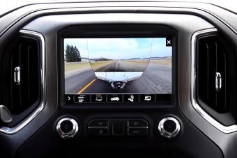 Rengeteg kamerával tüntet el egy egész lakókocsit ez a GMC Sierra