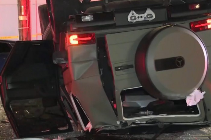 Harmadik emeletről zuhant ki egy autó