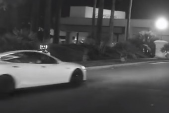 Üdv a jövőben: önvezető autó ütött el egy robotot