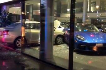 Autóval rontottak be egy Porsche kereskedésbe
