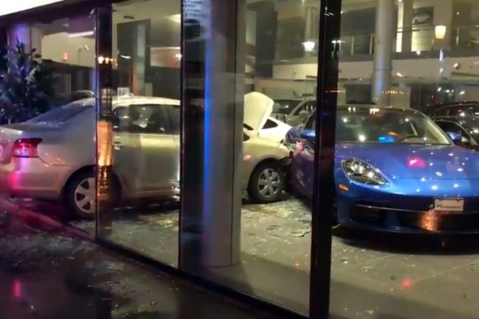 Autóval rontottak be egy Porsche kereskedésbe
