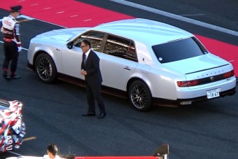 Versenypályán bukkant fel a Toyota-vezér sportos luxuslimuzinja