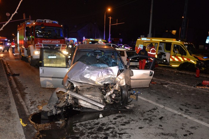 Mentőautó ütközött az Üllői úton 5