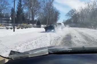 Extázisba került az autós, amikor látta, hogy kicsúszik a terepjáró, ami megelőzte