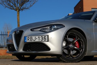 Hátul hajt, de minek!