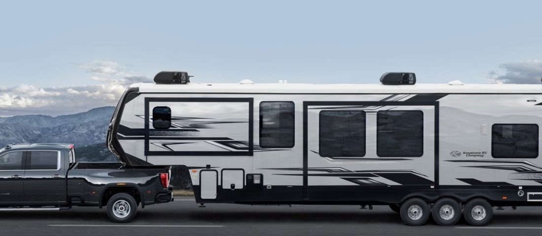 Rengeteg kamerával tüntet el egy egész lakókocsit ez a GMC Sierra