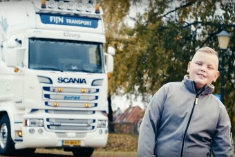 Így tiszteleg a kamionsofőrök előtt ez a kisfiú