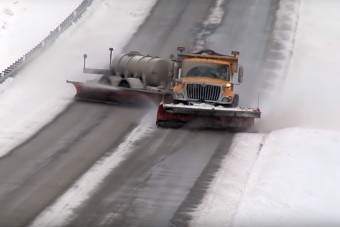 Ilyen, amikor driftelve túrják a havat