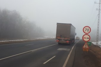 Kettős záróvonalon előzött a magyar kamionos, azonnal elvették a jogsiját