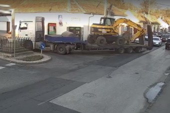 Így döntötte ki az összes oszlopot egy kamion Budakalászon