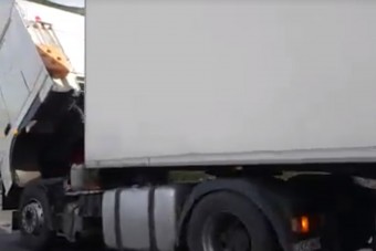 Félelmetes őrültséget csinált ez a kamionos