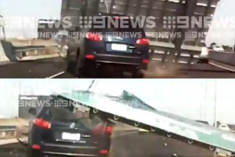 Lezuhanó acéltábla zúzta össze a terepjárót