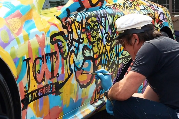 A nyílt utcán firkáltak össze egy luxusautót