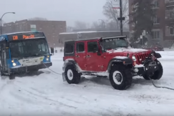 Komoly összefogással mentették ki a hóba ragadt buszt