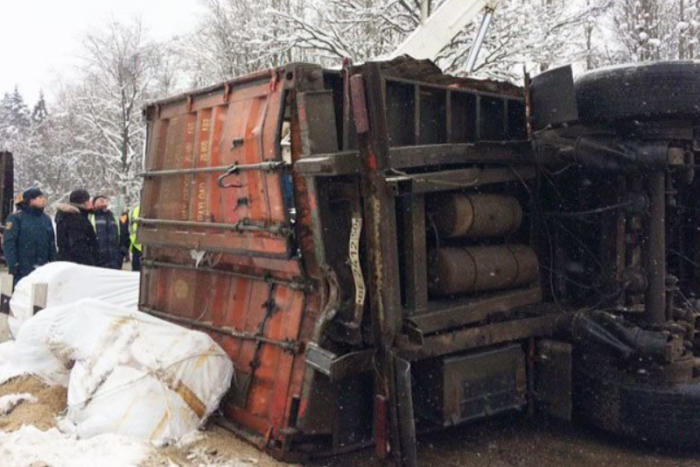 A síneken akadt el a kamion és jött a vonat