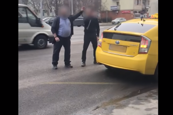 Pofozkodással ért véget a buszsofőr és a taxis balhéja Budapesten