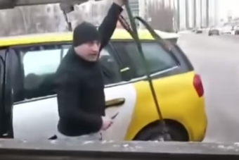 Késsel akadályozta meg a taxis, hogy elvigyék a kocsiját