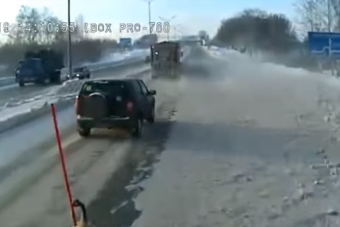 Óriásit hibázott ez a hókotrót előző autós