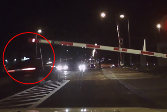 Ezt az ereszkedő sorompók között átszáguldó tahót ne utánozza senki