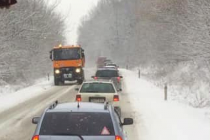 Több megyében szakad a hó, káosz az utakon