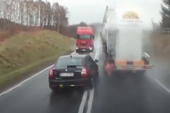 Kamionok között került kutyaszorítóba az eszetlenül előző škodás