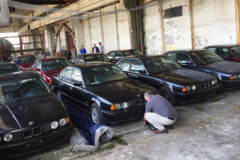 25 éve porosodó, sosem használt BMW-ket fedeztek fel Bulgáriában