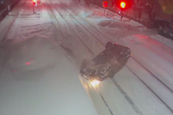 Kaszkadőröket megszégyenítő lazasággal borult fel ez a sofőr