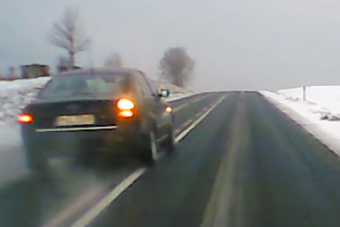 Az előzés még sikerült, a kanyar már nem