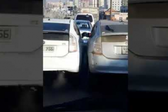 Ilyen az, ha két Prius-sofőr feszül egymásnak, de durván