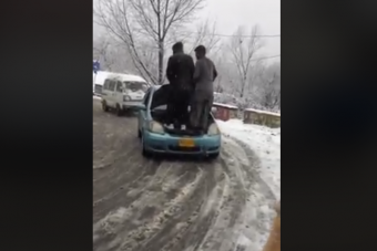 Az autón táncolva győzték le a hirtelen jött havat