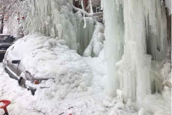 Látványos rideg jégszoborrá varázsolt egy autót az orosz tél