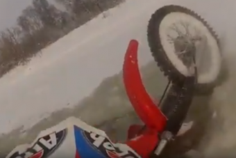 Hidegrázós videó: jégbe szakadt a motoros, de nem adta fel