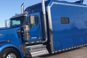 Leesik az állad, ha meglátod ennek a luxuskamionnak a kabinját