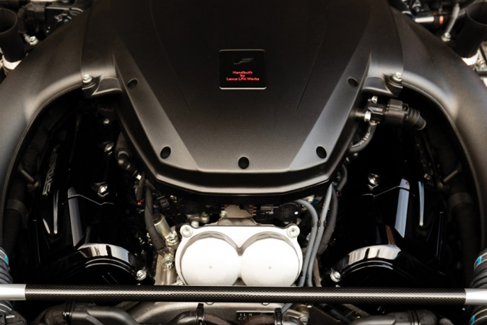 A Lexus is képes olyan hangorkánra, hogy leszakad az arcod