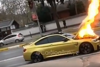Nem tudjuk, miért, de méteres lángcsóva tört fel egy BMW M4 motorteréből
