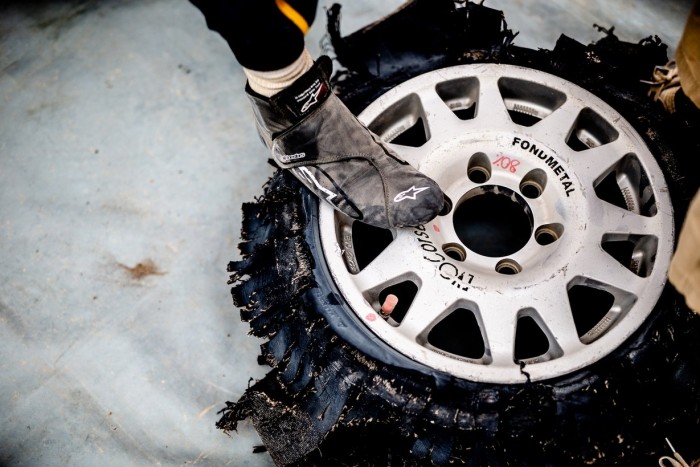 A nap képe: így néz ki egy defekt a sivatagban 8 | Vezess A nap képe: így néz ki egy defekt a sivatagban 8