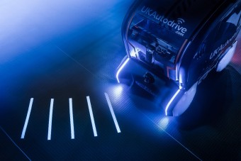 Fényekkel segíti a közlekedés biztonságát a Jaguar