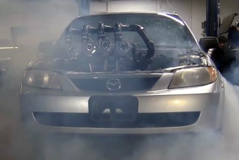 Sírva fakad a Bugatti, ha meglátja ezt a quad-turbós Mazdát