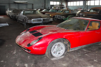 Rengeteg autóra bukkantak egy francia raktárban