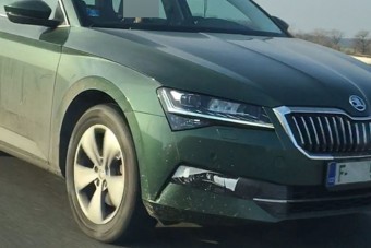 Álca nélkül kapták le a frissített Skoda Superbet