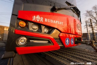 Ilyen tűzpiros Solarisszal gazdagodott Budapest