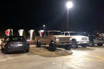 Vigyázat! Nyakunkon a pickupos-teslás háború!