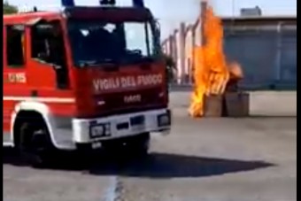 Hatalmas bakit követett el ez a tűzoltó gyakorlatozás közben