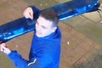 Vigyorogva lopta el egy rendőrautó fényhídját