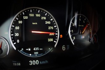 Marad a mámoros száguldás a német autópályán