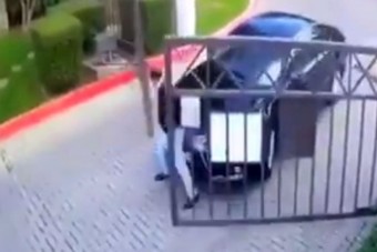 Gigászi csatát vívott egy autós az automata kapuval, már csak a Benny Hill-zene hiányzik
