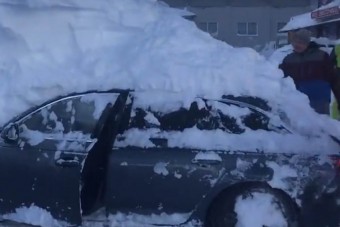 Van egy kevéske hó Ausztriában, nézd meg, mennyire lepte be az autókat