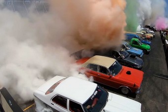 Ausztrálok döntötték meg a csoportos gumifüstölés rekordját