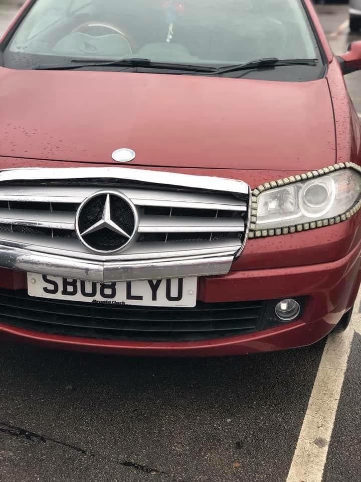 Ez a Mercedesszé torzított Renault poénnak azért erős 1