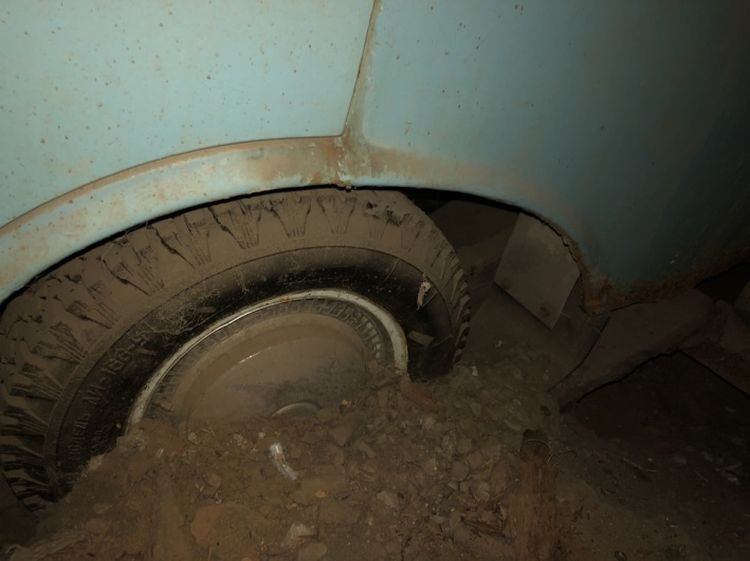 25 éve érintetlenül álló veteránt húztak ki egy elhagyott garázsból 4 25 éve érintetlenül álló veteránt húztak ki egy elhagyott garázsból 4